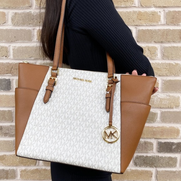 BUNDLE💕Michael Kors Tote Vanilla MK & Wristlet - Picture 7 of 8